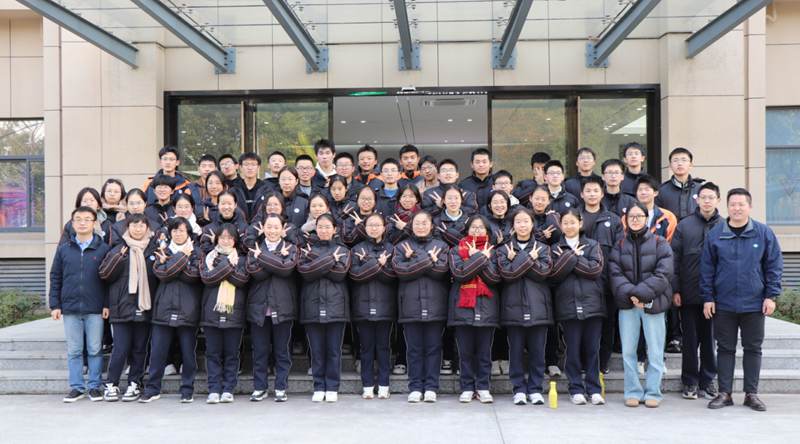 川源助力浙江省平湖中學(xué)生涯規(guī)劃校外實踐，開啟環(huán)?？萍继剿髦? /></div>
<div>　　12月21日下午，浙江省平湖中學(xué)部分高一學(xué)生在校黨委委員、副校長胡曉強和施燁昀老師的帶領(lǐng)下來到川源(中國)機械有限公司開展校外實踐活動，川源黨支部書記、管理部部長郭金國與相關(guān)同事共同予以接待。</div>
<p align=