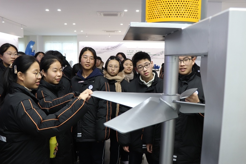 川源助力浙江省平湖中學(xué)生涯規(guī)劃校外實踐，開啟環(huán)?？萍继剿髦? /></p>
<div>　　在參觀過程中，工作人員給學(xué)生們詳細介紹了川源公司的發(fā)展歷程，分享了公司在環(huán)保水處理領(lǐng)域的創(chuàng)新探索與成長歷程以及川源始終堅持“綠色、安全、永續(xù)經(jīng)營”的經(jīng)營理念，從初創(chuàng)時的艱難起步，一步步成長為水處理系統(tǒng)及資源化利用的專業(yè)合作伙伴。</div>
<p align=