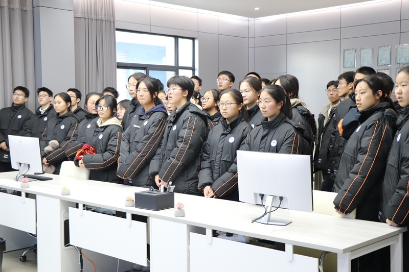 川源助力浙江省平湖中學(xué)生涯規(guī)劃校外實踐，開啟環(huán)?？萍继剿髦? /></p>
<div>　　在工作人員的帶領(lǐng)下，學(xué)生們來到環(huán)境教育基地，看到了由瓶蓋拼成的精美圖畫、用塑料廢水瓶制作的“水立方”模型，以及用廢棄雞蛋托拼接而成的墻面繪畫。這些創(chuàng)意滿滿的環(huán)保作品，不僅展示了環(huán)保再利用的無限可能，也激發(fā)了學(xué)生們在日常生活中踐行環(huán)保理念的熱情。</div>
<p align=