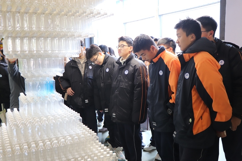 川源助力浙江省平湖中學(xué)生涯規(guī)劃校外實踐，開啟環(huán)?？萍继剿髦? /></p>
<div>　　活動最后，川源(中國)與平湖中學(xué)正式簽約，成為“平湖中學(xué)生涯規(guī)劃校外學(xué)習基地”，這是一個集學(xué)習、實踐、探索于一體的校外學(xué)習實踐平臺。此次校外實踐活動，不僅拓寬了學(xué)生們的視野，增長了見識，更在學(xué)生們心中播下了環(huán)保和創(chuàng)新的種子。相信在未來的日子里，他們將懷揣著對科技的熱愛，更加明確自己的人生規(guī)劃和發(fā)展方向，奮斗不息，探索不止。</div>
<p align=